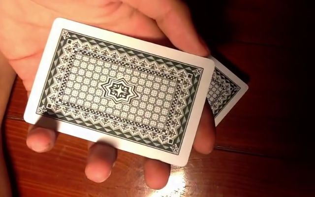 Sử dụng bộ bài nhìn xuyên thấu ma thuật để nhìn bài đối phương